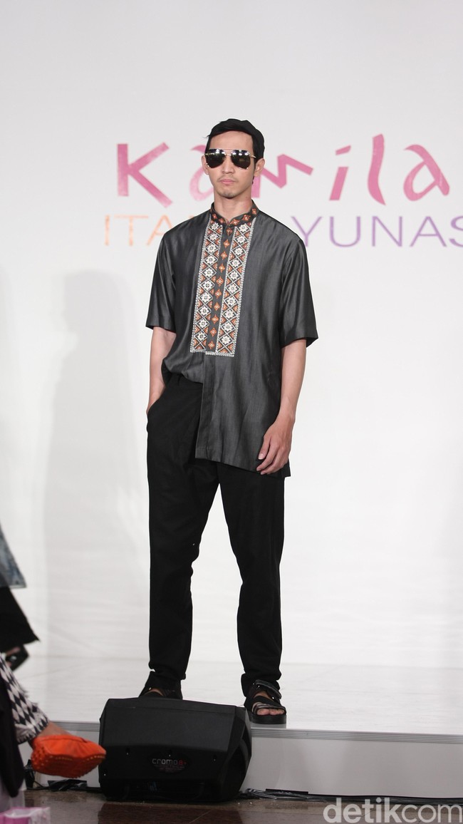 Itang Yunasz Kamila & Preview at Tanah Abang. Jakarta. [Foto: Mohammad Abduh/Wolipop]