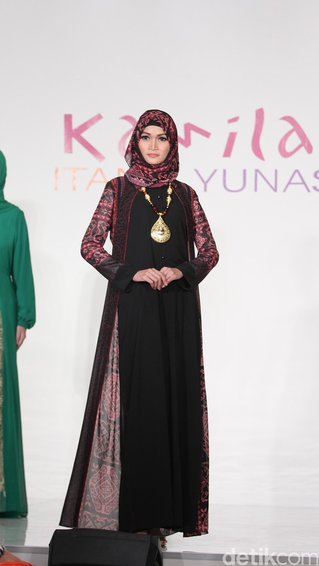 Itang Yunasz Kamila & Preview at Tanah Abang. Jakarta. [Foto: Mohammad Abduh/Wolipop]