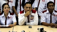 (Kiri ke kanan) Bendahara Umum Jaringan Advokat Republik Indonesia Tina Agustina Suharnok, Ketua Umum Jaringan Advokat Republik Indonesia Krisna Murti, dan Dewan Pembina Jaringan Advokat Republik Indonesia jumpa pers di Jakarta, Jumat (17/6/2016).
