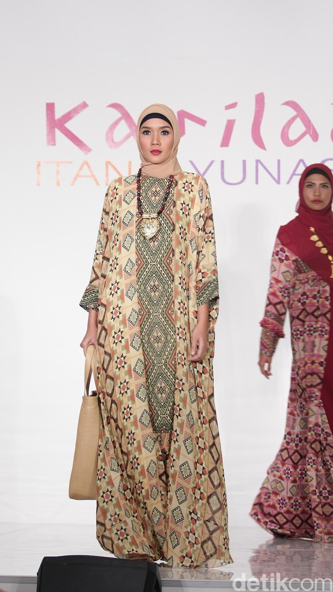 Itang Yunasz Kamila & Preview at Tanah Abang. Jakarta. [Foto: Mohammad Abduh/Wolipop]