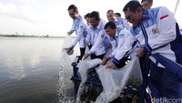 Sebelum kegiatan memancing Ibas didampingi, Didik Mukrianto dan anggota DPR seperti, Anton Sukartono Suratto, Wahidin Halim, Herman Khaeron, Dede Yusuf, Sartono Hutomo, Michael Wattumena melepas bibit ikan ke Situ Cipondoh.