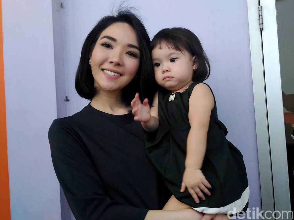 Gisel dan Gempita Marten ditemui usai mengisi 'Rumpi No Secret' di Gedung Trans TV, Jalan Kapten Tendean, Jakarta Selatan, Kamis (16/6/2016).