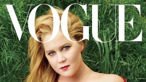 Pada Januari 2025, Amy Schumer ngaku menderita sindrom Cushing yang disebabkan oleh lonjakan kadar koritsol atau suntikan steroid. Ia pernah jalani operasi pengecilan payudara hingga caesar sampai dapatkan suntikan tersebut.  Foto: Vogue