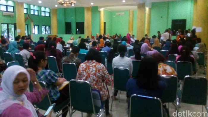 Ratusan Orang Masih Datang ke Disdik Jakarta, Urus Pendaftaran SMA