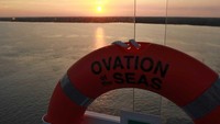 Agar semakin indah, ban pelampung kapal bertuliskan Ovation of The Seas pun juga tampak cocok ketika disandingkan dengan sunset yang ada. Tentunya itu penting untuk mempertegas kesan sunset dari atas kapal pesiar (Randy/detikTravel)