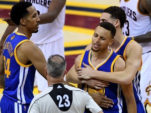 Frustrasi, Stephen Curry Lempar Pelindung Mulut ke Arah Fans