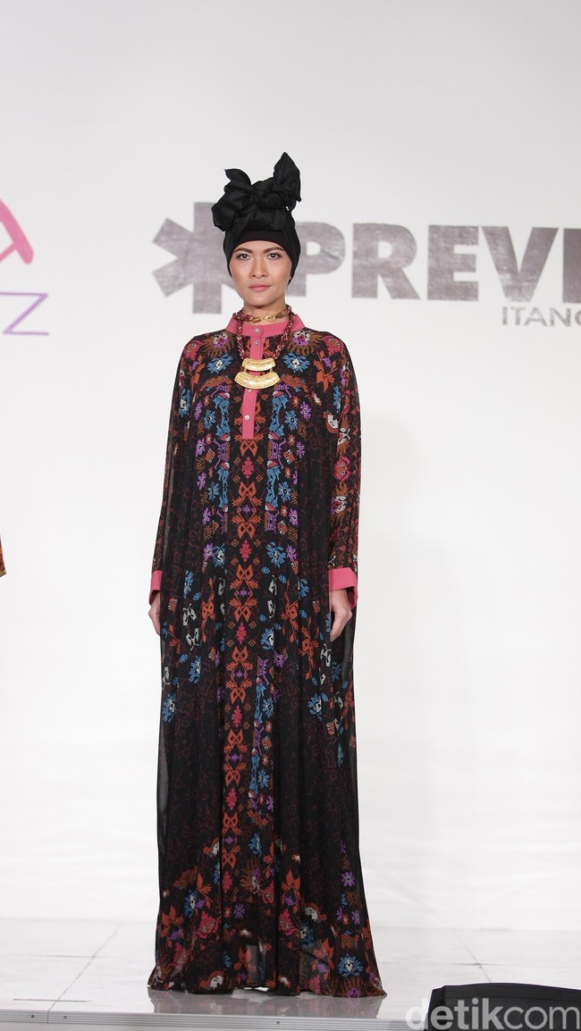 Itang Yunasz Kamila & Preview at Tanah Abang. Jakarta. [Foto: Mohammad Abduh/Wolipop]