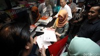 Mereka tiba di gedung MK, Jl Medan Merdeka Bara, Jumat (17/6/2016), pukul 13.35 WIB.