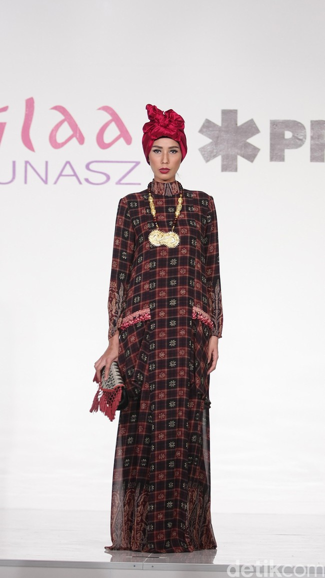 Itang Yunasz Kamila & Preview at Tanah Abang. Jakarta. [Foto: Mohammad Abduh/Wolipop]