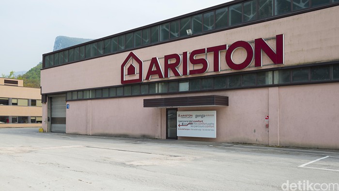 Kolaborasi Robot Dan Pekerja Pabrik Pemanas Air Kelas Dunia Di Italia