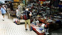 Stanley Market selalu diserbu wisatawan yang datang ke Hong Kong karena harga barangnya yang murah dan banyak diskon.