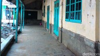 Sekolah yang beralamat di Jalan Raya 145 Kaliwungu atau berapa di seberang masjid besar Almuttaqin Kaliwungu itu tidak pernah direnovasi sejak berdiri tahun 1979. Istimewa