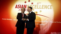 Direktur Utama Pertamina Dwi Soetjipto (kiri) menunjukkan penghargaan yang diraih di ajang 6th Asian Excellence Award 2016.