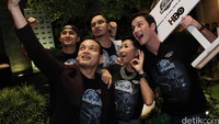 Para pengisi suara tampak selfie bersama saat ditemui di Grand Hyatt Jakarta, Thamrin, Jakarta Pusat, Kamis (16/6/2016). Pool/Ismail/detikFoto.