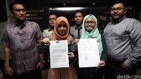 Pasal 41 menyatakan, pemilih harus sudah terdaftar di Daftar Pemilih Tetap (DPT) Pemilu sebelumnya. Mereka menilai kedua pasal tersebut dapat memperberat pencalonan independen Ahok. Sedangkan pasal 48 menyatakan verifikasi dukungan pasangan calon perseorangan untuk Pemilihan Gubernur dan Wakil Gubernur dilakukan oleh KPU Provinsi.