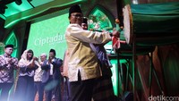 Peluncuran reksadana Cipta Nusantara Syariah Berimbang ditandai dengan pemukulan bedug oleh Wakil Ketua MPR Oesman Sapta Odang, Ketua Umum PBNU Said Aqil Siradj, dan Komisaris Utama Cipta Nusantara Syariah Berimbang Airlangga.