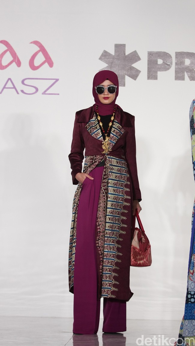 Itang Yunasz Kamila & Preview at Tanah Abang. Jakarta. [Foto: Mohammad Abduh/Wolipop]