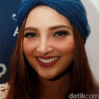 Ashanty rupanya termasuk wanita yang memiliki kumis tipis. Bahkan suaminya, Anang Hermansyah, pernah menjulukinya sebagai wanita berkumis dalam sebuah video yang diunggah ke Instagram. Foto: Gus Mun/detikHOT