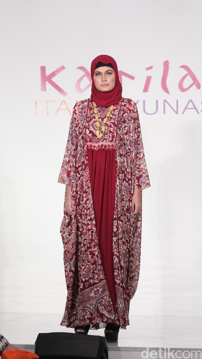 Itang Yunasz Kamila & Preview at Tanah Abang. Jakarta. [Foto: Mohammad Abduh/Wolipop]