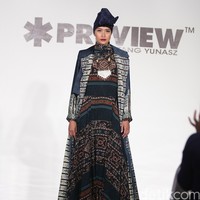 Itang Yunasz Kamila & Preview at Tanah Abang. Jakarta. [Foto: Mohammad Abduh/Wolipop]