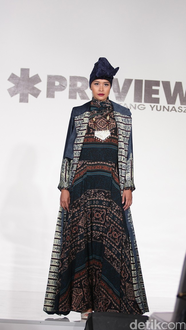 Itang Yunasz Kamila & Preview at Tanah Abang. Jakarta. [Foto: Mohammad Abduh/Wolipop]