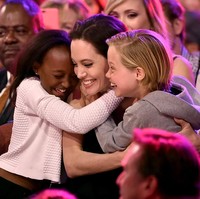 Angelina Jolie sangat menjaga privasi keluarga, termasuk anak-anakya. Namun, ibu enam anak ini sesekali mengajak mereka menghadiri acara peluncuran film atau penghergaan. Angelina pernah memboyong Zahara dan Shiloh ke Nickelodeons 28th Annual Kids Choice Awards pada 2015. (Foto: Getty Images)
