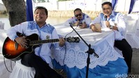 Herman Khaeron, Dede Yusuf dan Sartono Hutomo sempat menghibur dengan bermain musik disela memancing tersebut.