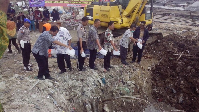 5 Ton Ikan Semar Berformalin di Muara Baru Dimusnahkan 5 Ton Ikan Semar Berformalin di Muara Baru Dimusnahkan