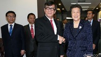 Yasonna menyambut kedatangan Wu Aiying di Kantor Kemenkum HAM, Jakarta, Jumat (17/6/2016).