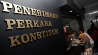 Dalam pengajuan judical review ini, Para penggugat terdiri Teman Ahok, GNCI dan dua orang individu.