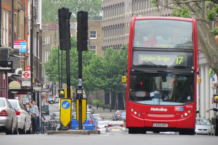 bus tingkat merah yang khas di London