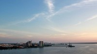 Sejak sore, saya pun sudah bersiap di deck kapal 15. Menurut hemat saya, itu adalah spot terbaik untuk melihat sunset dari atas kapal pesiar. Sambil menunggu, latar Kota Klang di kejauhan pun turut saya abadikan (Randy/detikTravel)
