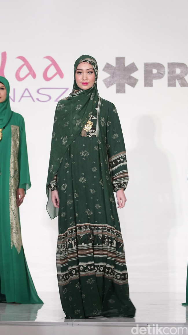 Itang Yunasz Kamila & Preview at Tanah Abang. Jakarta. [Foto: Mohammad Abduh/Wolipop]