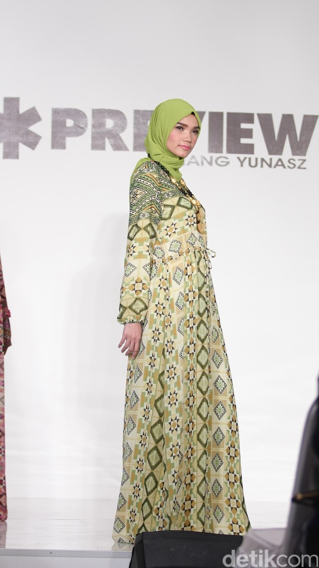 Itang Yunasz Kamila & Preview at Tanah Abang. Jakarta. [Foto: Mohammad Abduh/Wolipop]