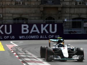 Meski Start ke-10, Hamilton Tetap Diwaspadai Rosberg