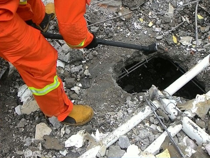 Korban Selamat dari Gedung Roboh di Jakut Ditemukan dalam Posisi Sujud
