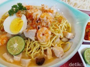 Dingin-dingin Enaknya Bikin Mie dengan Paduan Udang yang Gurih Enak