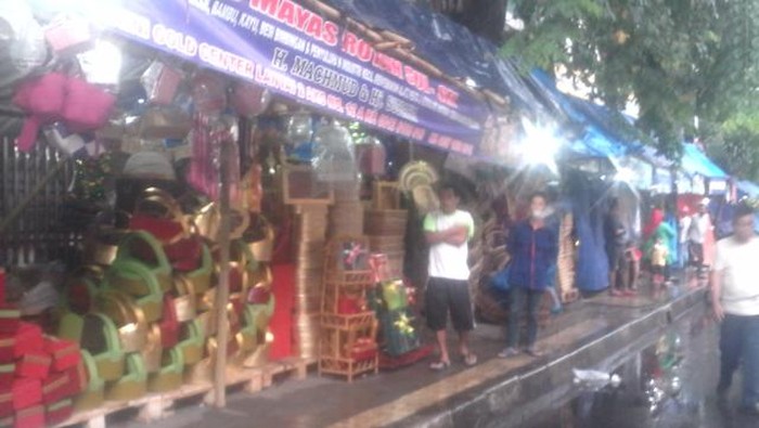 Tolak Relokasi, Pedagang Parsel di Trotoar Cikini Tetap Berjualan Pagi ini