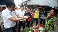Ia menyoroti kondisi jalan di pasar yang becek dan banyak genangan air.