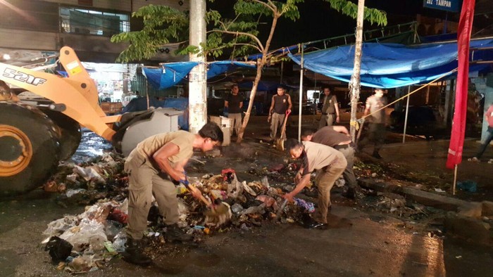 Satpol PP Kerja Keras Angkut Sampah yang Berserakan di Pekanbaru