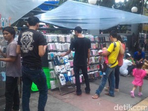 Istimewakan Tukang Sapu, Bupati Dedi Larang PKL Berjualan di Malam Takbiran