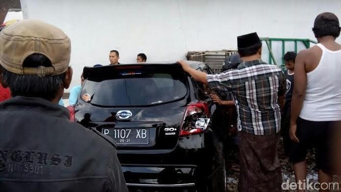Satu Keluarga Selamat Meski Mobil yang Ditumpangi Ditabrak KA