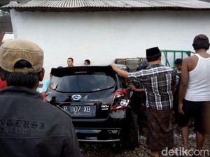 Satu Keluarga Selamat Meski Mobil yang Ditumpangi Ditabrak KA