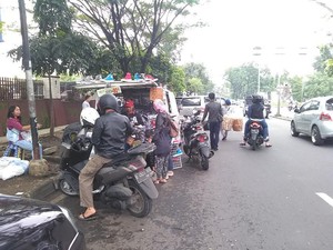 Satpol PP Bandung Ancam Gembok Mobil PKL
