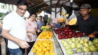 Di Pasar Petak Sembilan, Djarot menyempatkan diri berbelanja ria. Kedatangannya disambut gembira para pedagang.