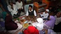 Sebelum berbuka puasa, Bakal Calon Gubernur dari Partai Keadilan Sejahtera tersebut mengobrol samtai dengan warga. 