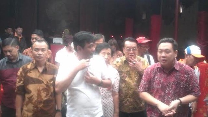 Blusukan ke Pasar Petak Sembilan, Djarot Beli Tahu hingga Cukur Rambut