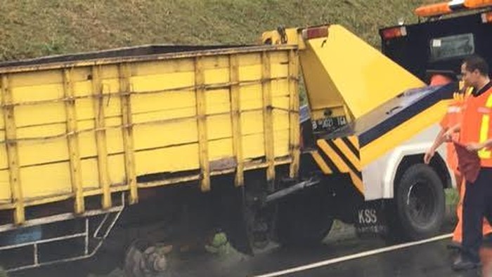 Truk Terguling di Tol Karawaci-Bitung KM 20+900, Sempat Tersendat