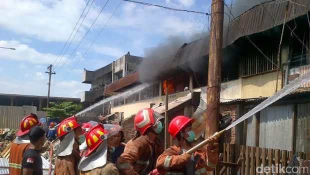 Pemadaman Api di Pasar Kanjengan Semarang  Terkendala 