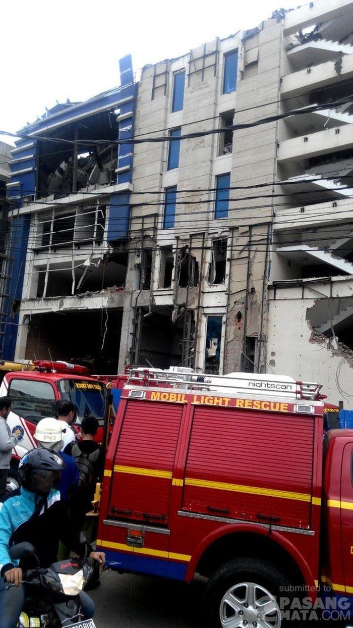 Petugas Masih Evakuasi Dua Korban Tertimpa Bangunan Roboh di Jakut